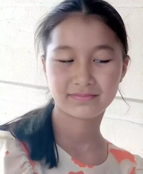 AI Video from prompt: закрое глаза и играе сязыком и нежно улубнис с о