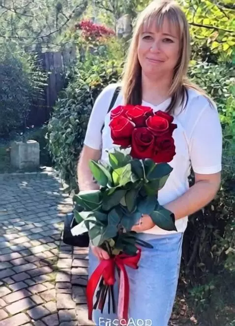 AI Video from prompt: Идёт на камеру не спеша смотрит в камеру