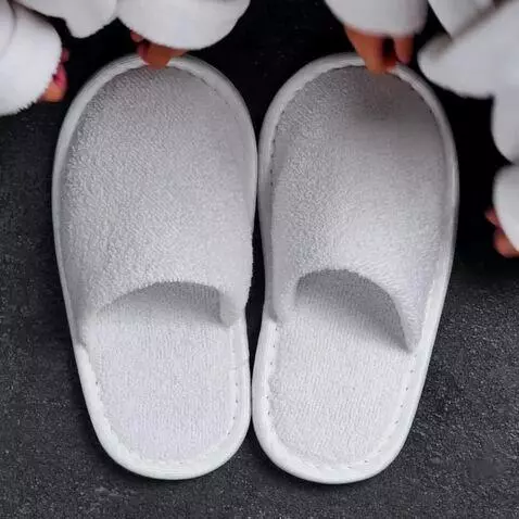 AI Video from prompt: В номере отеля девочка лет 5 и мальчик лет 9 в м