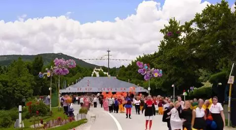 AI Video from prompt: Радостный народ с флагами России гуляет по огром