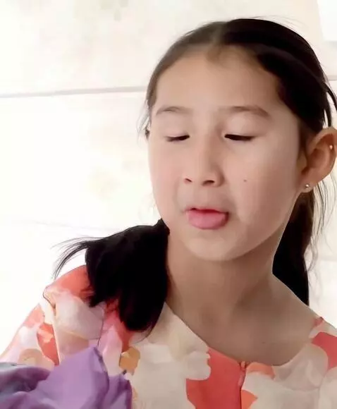 AI Video from prompt: Играет  языком