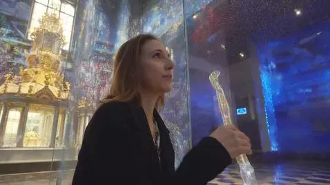 AI Video from prompt: Посетитель кладет руку на интерактивную панель, 