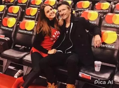 AI Video from prompt: Он обнимает её.