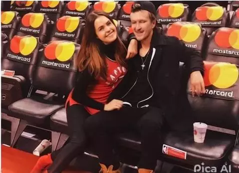 AI Video from prompt: Он обнимает её.  Парень обнимает девушку на карт