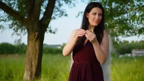 AI Video from prompt: женщина встает с поля и идет к дереву, ангел уле