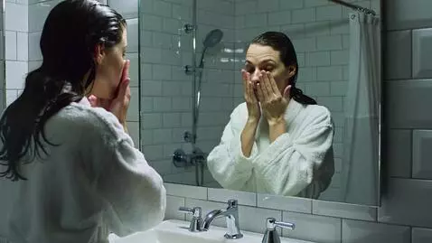 AI Video from prompt: Красивая девушка стоит в ванной комнате перед зе