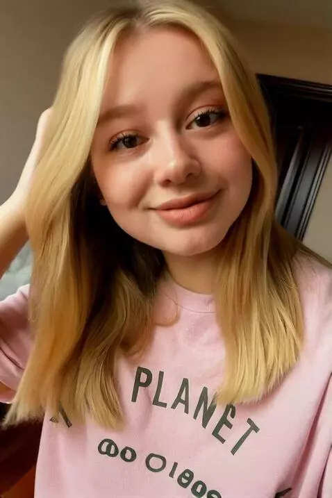 AI Video from prompt: Девушка с фото снимает видео в социальную сеть. 