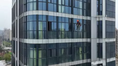 AI Video from prompt: на правой стороне кадра виден бок здания, создав