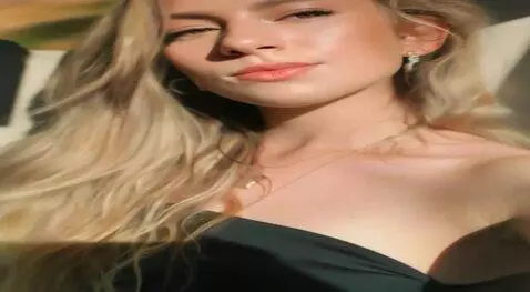 AI Video from prompt: Kissing pose