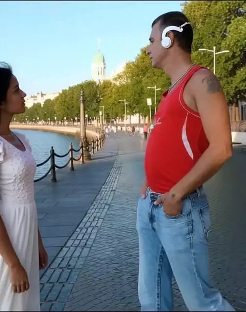 AI Video from prompt: Парень поворачивается и видит стоящую на набереж