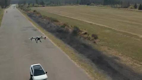 AI Video from prompt: 侦察无人机，下方有一个巡飞弹，再下方有4个自杀式穿越机，最低处地面上有步兵