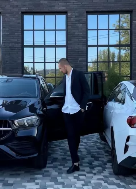 AI Video from prompt: Мужчина садиться в черную машину