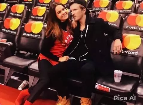 AI Video from prompt: Парень обнял рукой девушку и они оба смотрят пря