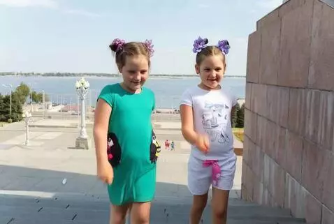 AI Video from prompt: идет и танцует