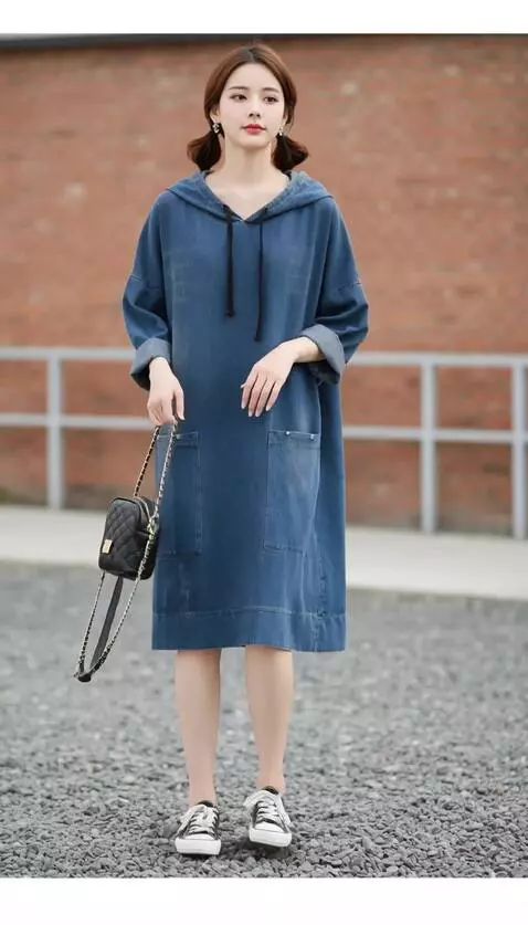 AI Video from prompt: Model wanita berpose ke kanan  dan ke kiri seper