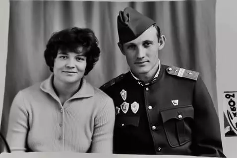 AI Video from prompt: Оживить фото, мужщина приобнимает женщину они ул