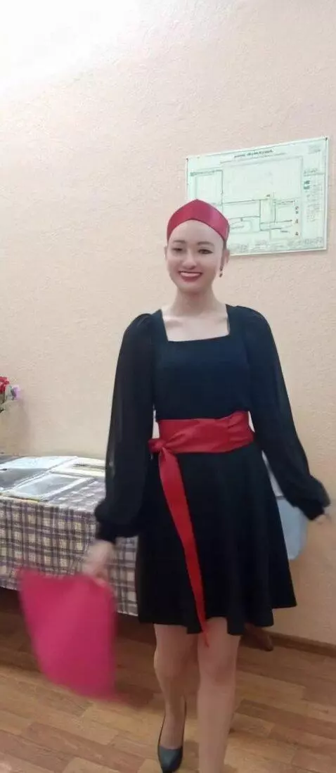 AI Video from prompt: Сделай так чтобы эта девушка выпригивала из праз