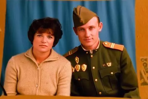 AI Video from prompt: Оживи фото и сделай цветным, мужщина дарит женщи