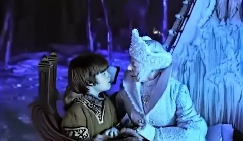 AI Video from prompt: Пожилая снежная королева целуется с юношей в губ