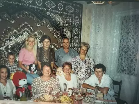 AI Video from prompt: люди достают торт и задувают на нем свечи