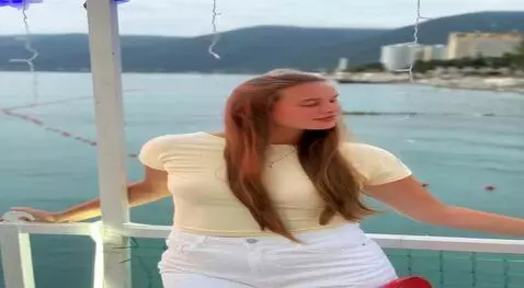 AI Video from prompt: Снимает майку