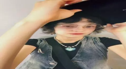 AI Video from prompt: Показывает свои пятки