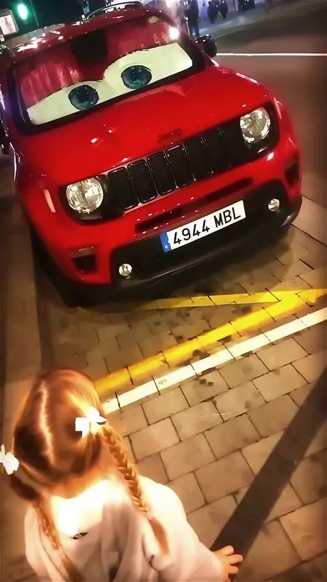 AI Video from prompt: Девочка стоит перед машиной, машина моргает глаз