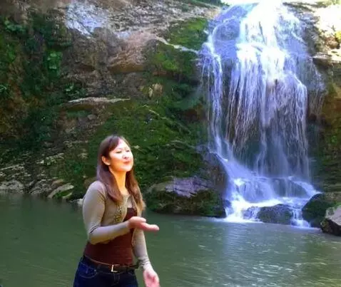 AI Video from prompt: девушка шлёт  поцелуй