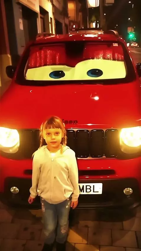 AI Video from prompt: Девочка стоит перед машиной, делая лёгкие естест