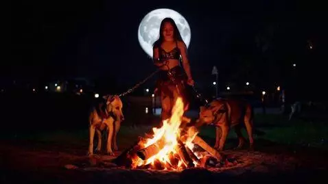 AI Video from prompt: лунная ночь, эротичная девушка демон ведёт через