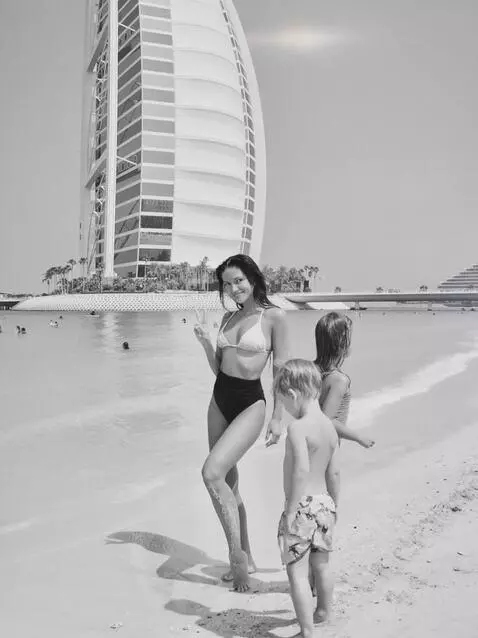 AI Video from prompt: девушка и дети не двигаются, плавно и медленно о