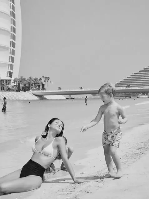 AI Video from prompt: девушка и дети не двигаются, плавно и медленно о