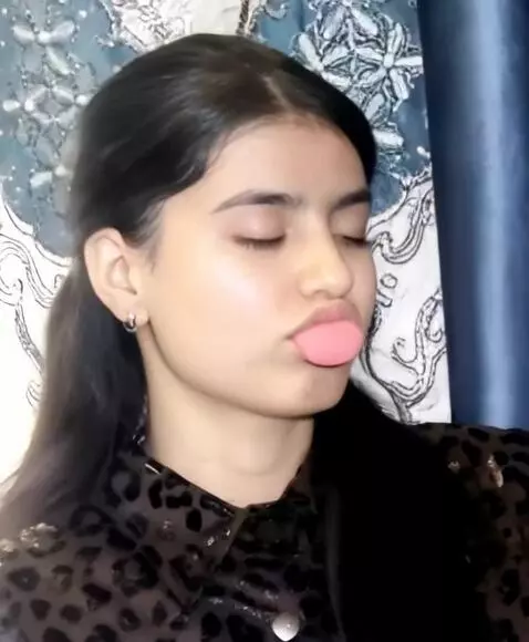 AI Video from prompt: Не двигае головы  закрое глаза и достан немношка