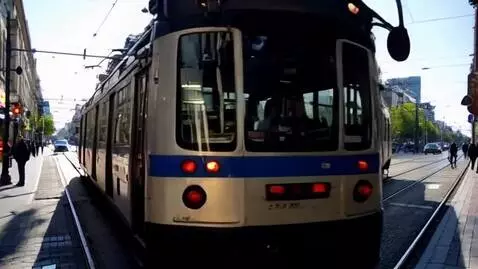 AI Video from prompt: «Камера следует за трамваем, который плавно едет
