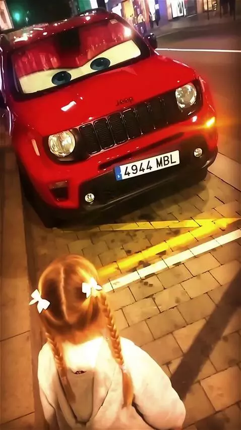 AI Video from prompt: Девочка стоит перед машиной, лицом к машине, спи