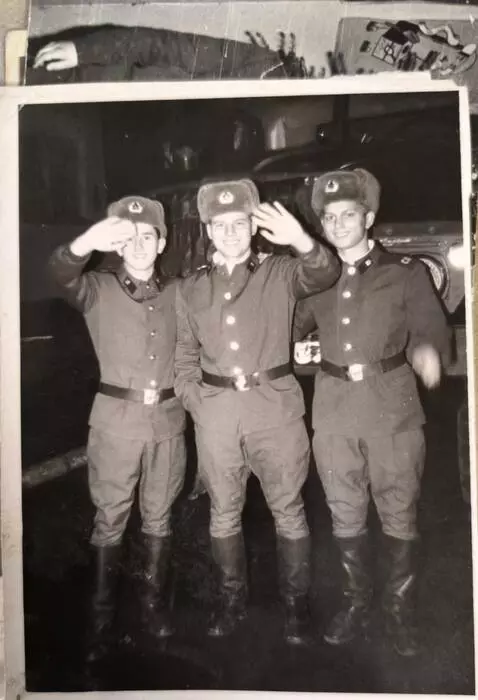 AI Video from prompt: Парни улыбаются,и машут руками