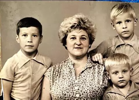 AI Video from prompt: Люди на фотографии улыбаются