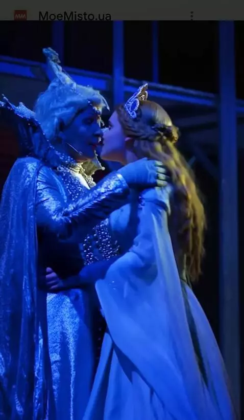 AI Video from prompt: Пожилая снежная королева подходит к юноше и целу