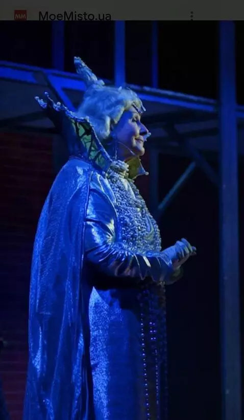 AI Video from prompt: Старая снежная королева целуется с юношей в губы