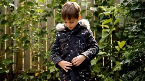 AI Video from prompt: Мальчик стоял в застегнутой куртке и туалете, а 