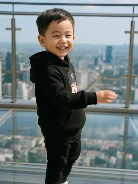 AI Video from prompt: {   "scenes": [     {       "duration": 3,      