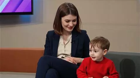 AI Video from prompt: Девушка которая ведёт новости спрашивает у малыш