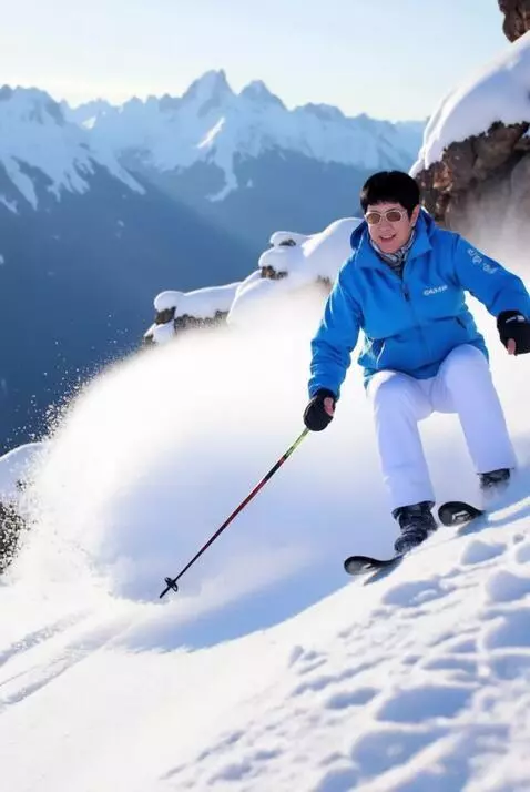 AI Video from prompt: Лыжница мчится с горы на большой скорости