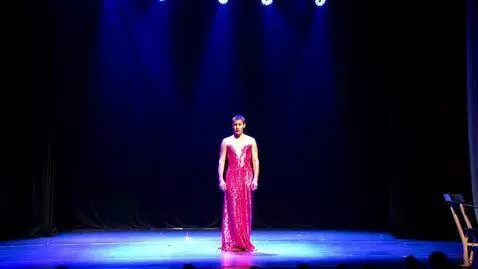 AI Video from prompt: Молодой человек стоит на сцене и сни происходит 