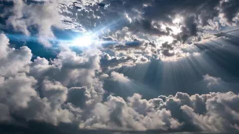 AI Video from prompt: As nuvens são translúcidas, permitindo que a luz