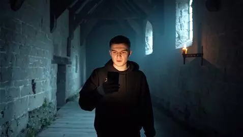 AI Video from prompt: Популярный блогер идёт по темному старинному зам