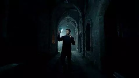 AI Video from prompt: Популярный блогер идёт по темному старинному зам