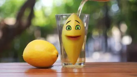 AI Video from prompt: оживлённый апельсин с человеческим лицом и конеч