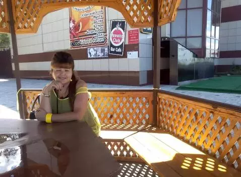 AI Video from prompt: женщина улыбается и машет рукою...