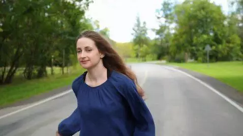 AI Video from prompt: Девочка бежит через дорогу